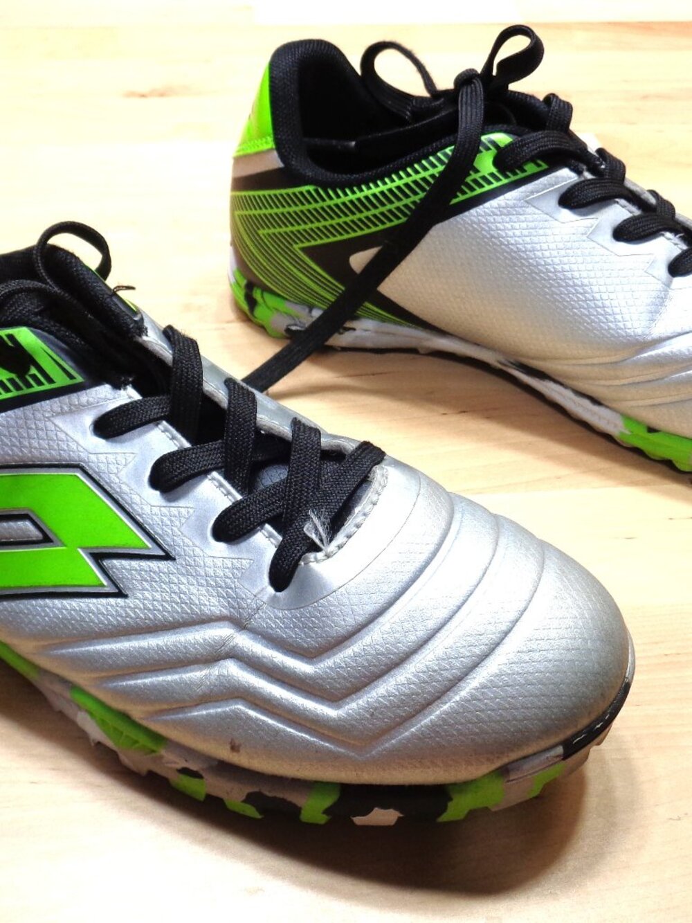 LOTTO ROMA 500 TURF SOCCER CLEATS SILVER BLACK AND GREEN BOYS SHOES SIZE 3 YOUTH